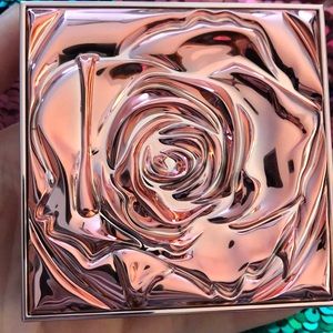 Smashbox +VLADA petal metal highlighter